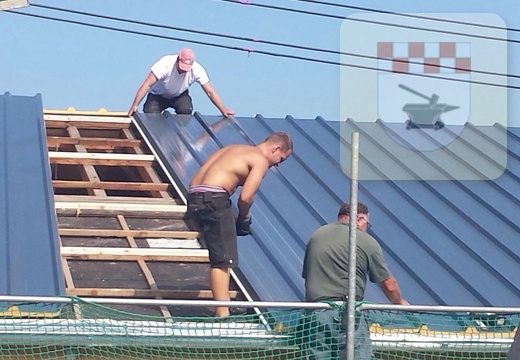 Sanierung Gemeinschaftshaus - Haus bekommt neues Dach August 2015 1