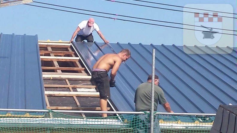 Sanierung Gemeinschaftshaus - Haus bekommt neues Dach August 2015 1.jpg