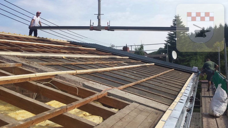 Sanierung Gemeinschaftshaus - Haus bekommt neues Dach August 2015 2.jpg