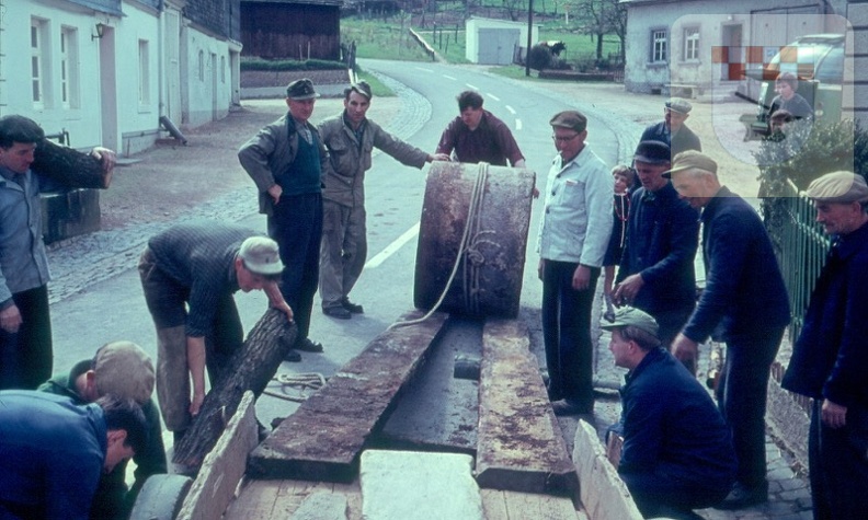 Brunnen auf dem Friedhof wird gebaut 1966 8.jpg