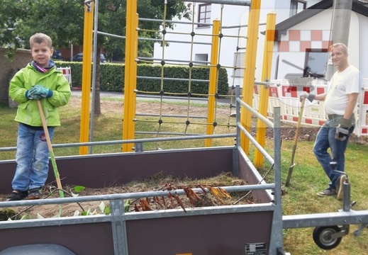 Schmißberg im Oktober 2020 - Eltern streichen Spielplatz 2.JPG