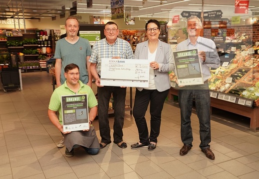 Schmißberg im Juni 2018 - Edeka spendet für Bau von Voliere.jpg