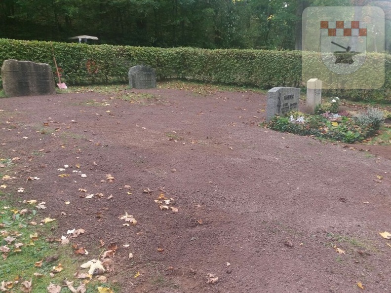 Schmißberg im November 2017 - Rentner arbeiten auf dem Friedhof 1.jpg