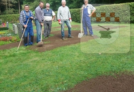 Schmißberg im November 2017 - Rentner arbeiten auf dem Friedhof 4.jpg