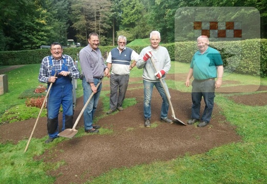 Schmißberg im November 2017 - Rentner arbeiten auf dem Friedhof 3.jpg