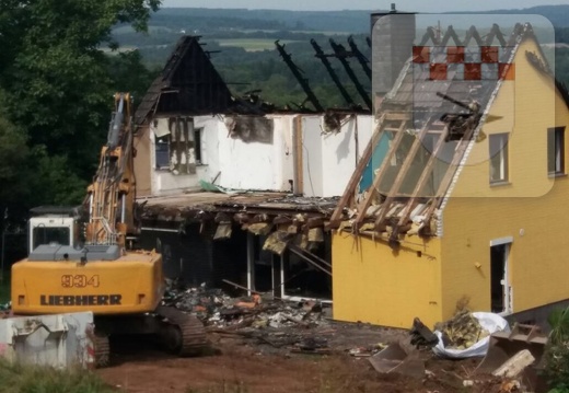 Schmißberg im September 2017 - Nach Hausbrand Gebäude wird abgerissen 1.jpeg