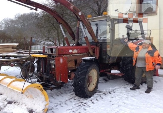 Schmißberg im Januar 2015 - Martin Kämmerling neben seinem Traktor.jpg