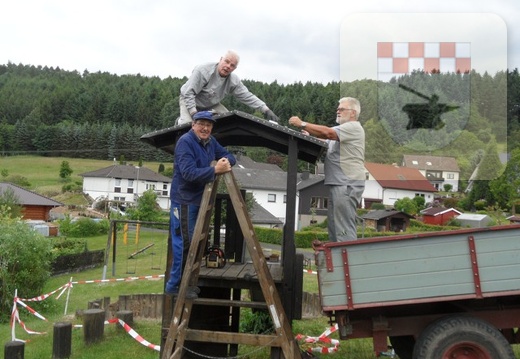 Schmißberg im Juni 2015 - Rentner reparieren Spielplatzhaus 1.jpg