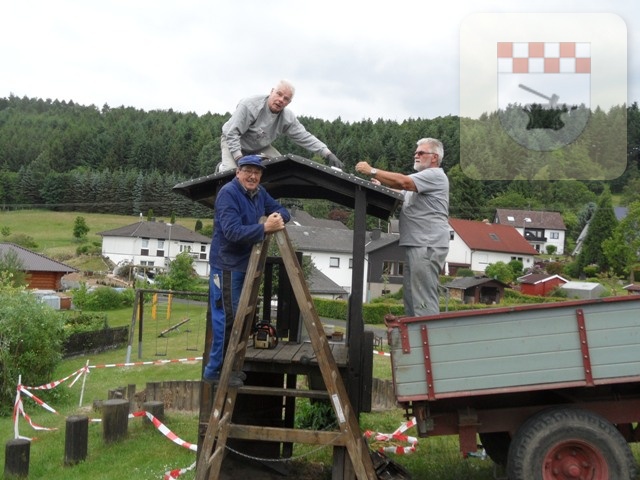 Schmißberg im Juni 2015 - Rentner reparieren Spielplatzhaus 1.jpg