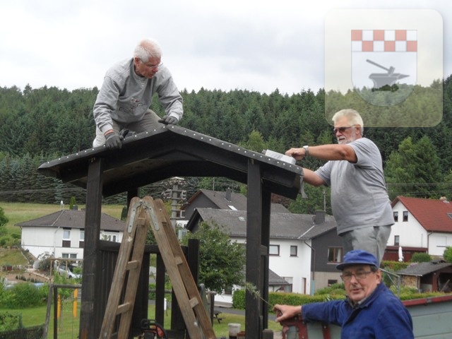 Schmißberg im Juni 2015 - Rentner reparieren Spielplatzhaus 2.jpg