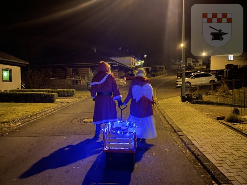 Schmißberg im Dezember 2021 - Christkind und Weihnachtsmann gehen durchs Dorf 2.JPG