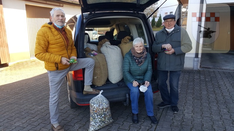 Schmißberg im März 2021 - Schmißberger sammeln Korken.jpg