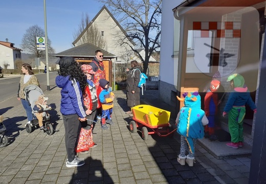 Eiersammeln in der Gemeinde Schmißberg an Rosenmontag Februar 2023 5.JPG