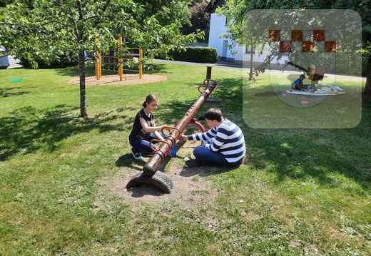 Eltern und Kinder arbeiten auf dem Spielplatz Mai 2023 25.jpg