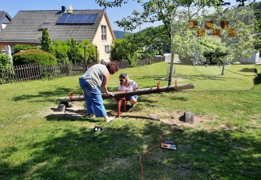 Eltern und Kinder arbeiten auf dem Spielplatz Mai 2023 29.jpg