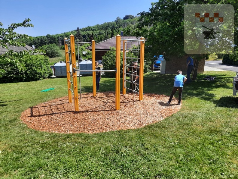 Eltern und Kinder arbeiten auf dem Spielplatz Mai 2023 24.jpg